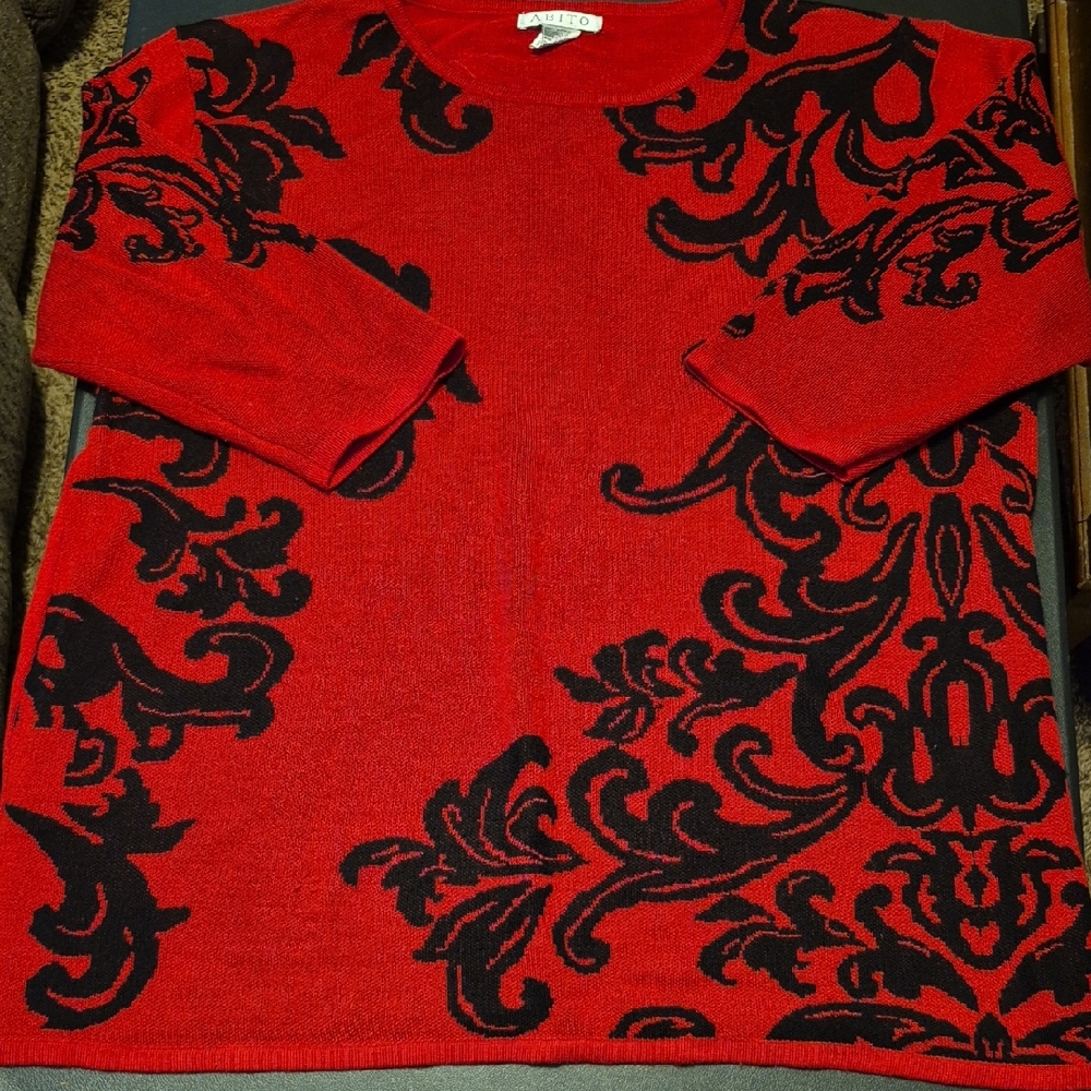 Red and Black Jacquard Crewneck Sweater with Elegant Pattern